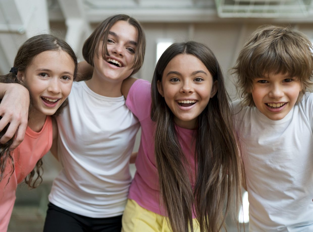 medium-shot-smiley-kids-gym